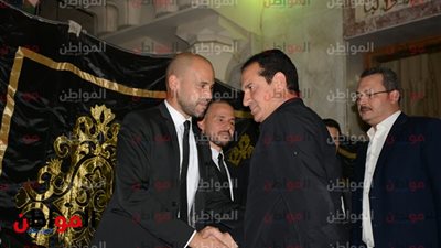 صور| وصول محمد ثروت عزاء والد المطرب 