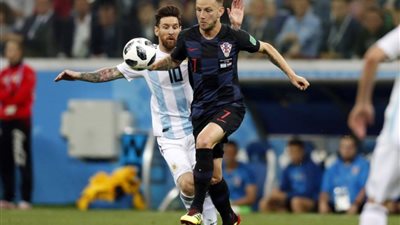 صور.. أصدقاء الأمس في برشلونة.. أعداء اليوم في لقاء الأرجنتين وكرواتيا