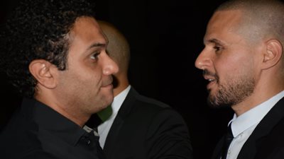 صور| وصول آسر ياسين عزاء والد المطرب 