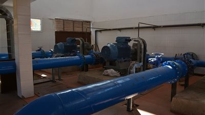 مياه سوهاج تطلق التيار الكهربى لخمسة محطات مياه شرب استعدادًا لـ
