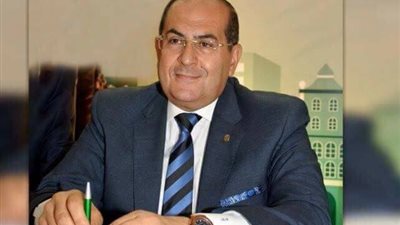 سائقان يضربان بقرارات المحافظ والمرور عرض الحائط ويرفعان أجرة السيارة بـ