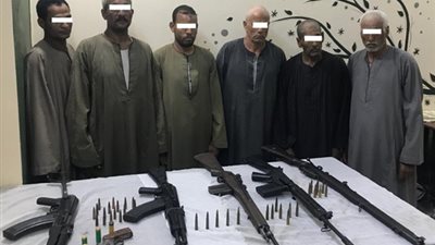 القبض على 6 أشخاص من أفراد عائلتين بحوزتهم أسلحة نارية بـ