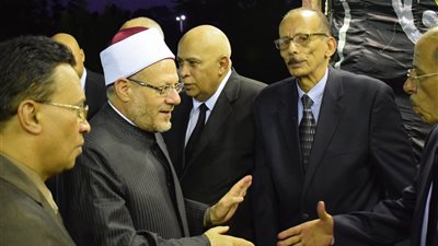 صور| مفتي الجمهورية يصل عزاء كبير معمري الأزهر في مدينة نصر