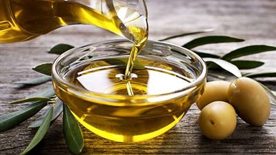 ملعقة طعام من زيت الزيتون يوميًا تحميكِ من السرطان