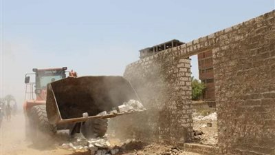 إزالة 20 حالة تعدى على مساحة فدان من الأراضي زراعية بقرية الشيخ مكرم فى سوهاج