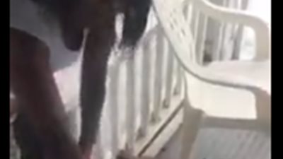 شاهد| امرأة تلقن رجلا 
