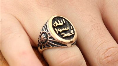 حكم لبس خاتم مكتوب عليه 