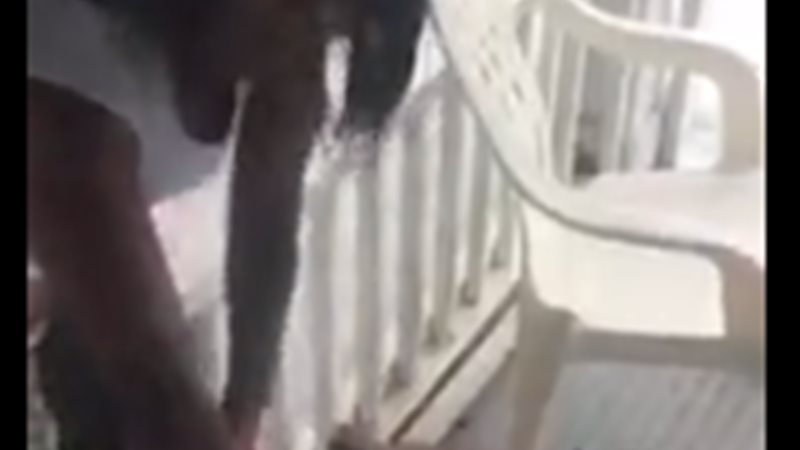  امرأة تلقن رجلا