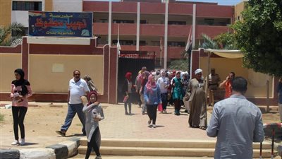 صور.. تباين آراء طلبة الثانوية العامة 2018 بالوادي الجديد في مستوى امتحان الديناميكا