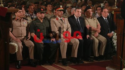 صور.. وصول عصام شرف لمراسم تشييع جثمان اللواء باقى زكى