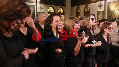 صور.. انهيار أهالي اللواء باقى زكى أثناء القداس الإلهى