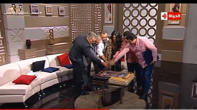 فيديو| عمرو الليثي يكرم نجوم مسلسل 
