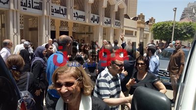 صور.. أيمن يونس وفاروق جعفر وطاهر أبوزيد أبرز حضور جنازة نجم الزمالك