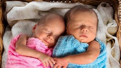 حامل في توأم ؟.. تعرفي على أفضل طريقة لإرضاعهم دون الإضرار بثدييك