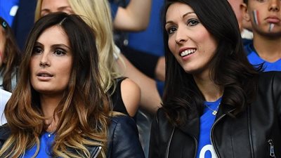 زوجات لاعبي منتخب فرنسا يؤازرون الديوك أمام الدنمارك