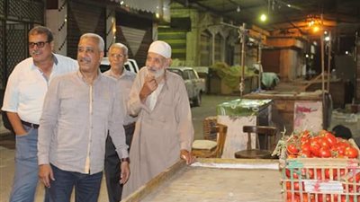 صور.. رئيس حي غرب المنصورة يُجهز الباكيات الخاصة بـ ٢ من المسنين بالسلع اللازمة