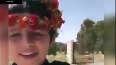 فيديو| شاهد ماذا فعل طفل يبيع الورود حاول رجل إعطاءه نقودًا دون أن يشتري منه 