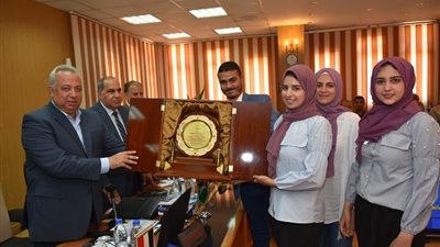 أعضاء فريق جمعية بسمة للإيواء يكرمون محافظ الشرقية لمساندته لهم