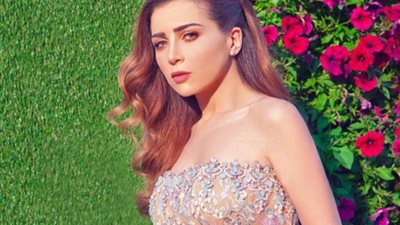 مي عز الدين تتألق بالأبيض في أحدث جلسة لها