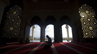 حكم الشرع في عدم صلاة الرجل في المسجد