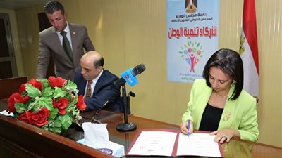 مايا مرسي وأشرف مرعي يوقعان بروتوكول من أجل المرأة ذات الإعاقة