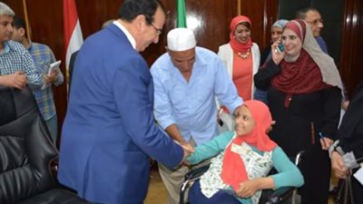 محافظ الدقهلية: سرعة توفير دراجة بخاريه لطفلة معاقة بـ