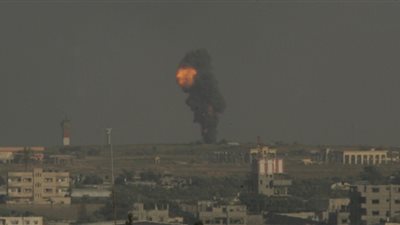إسرائيل توجه هجماتها المدفعية فوق معبر رفح
