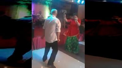 شاهد| لحظة وفاة رجل أثناء رقصه بحفل زفاف يشعل السوشيال ميديا 