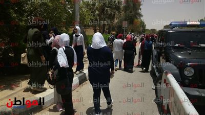 صور.. صعوبة امتحان الكيمياء وسهولة الجغرافيا في الوادي الجديد