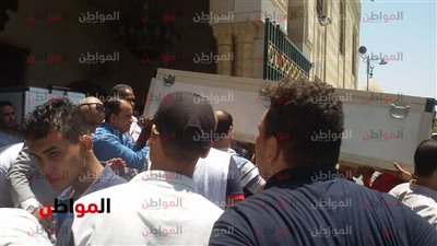 فيديو .. مشادة أثناء جنازة زوجة شقيق العندليب بسبب ترتيب الصلاة على النعوش