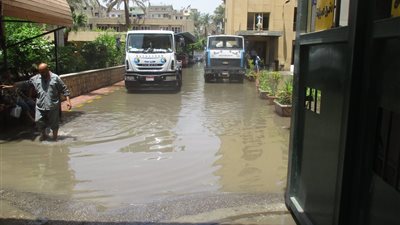 صور.. شركة المياه تلبي شكاوى مواطني حي حدائق القبة