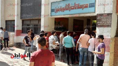 صور .. طلاب مدرسة ناصر في شبرا مصر يبدأون امتحانات الثانوية العامة 2018  