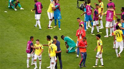 صور.. رودريجيز يواسي نجوم السنغال بعد توديع كأس العالم