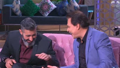 شاهد| موقف غريب يتسبب في ضحك هستيري داخل استوديو منى الشاذلي