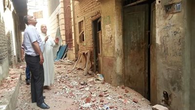صور.. إزالة عقارين معرضين للانهيار بمدينة نبروه بـ