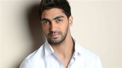 مينا عطا يداعب جمهوره على طريقته الخاصة 