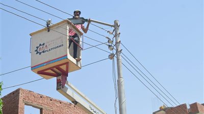 صور.. تركيب 352 كشاف ليد بالخارجة في الوادي الجديد