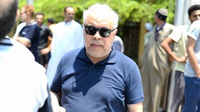 صور.. أشرف زكي وعمر مجايفر أبرز حضور جنازة الراحل مدحت مرسي