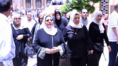 فيديو.. الفنان محمد أبو داوود يساعد رجل عجوز في جنازة مدحت مرسي