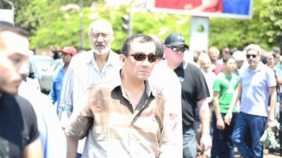فيديو| فوضى في جنازة مدحت مرسي .. وأهله: دي جنازة ولا جوازة