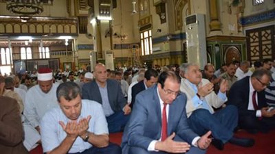 محافظ الدقهلية يؤدى صلاة الجمعة بمسجد النصر بـ