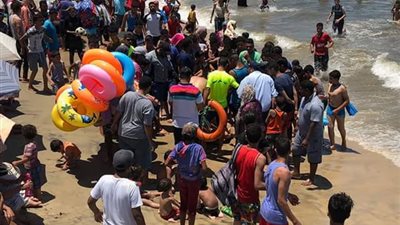 صور.. إنقاذ مواطن من الغرق على شاطئ بـ