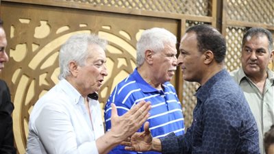 صور| وصول إسامة عرابي وعزمي مجاهد لعزاء نجم الزمالك السابق 