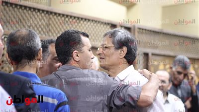 صور| اسامة نبيه ومصطفي يونس يصلان عزاء نجم الزمالك الاسبق