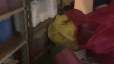 صور.. ضبط صاحب شركة تصنيع منظفات مغشوشة داخل شقة بالقطامية