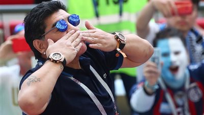 مارادونا يساند الأرجنتين أمام فرنسا من مدرجات ملعب كازان