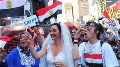 صور|عروسة أمريكية تشارك الجالية المصرية فى نيويورك احتفال 