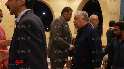 صور| وصول أشرف زكي لعزاء الفنان مدحت مرسي 