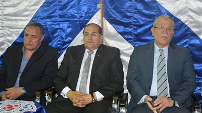 صور| محافظ سوهاج يقدم واجب العزاء فى شقيق مدير الأمن 