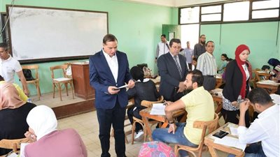 صور| رئيس جامعة سوهاج يتفقد امتحانات كلية الآداب